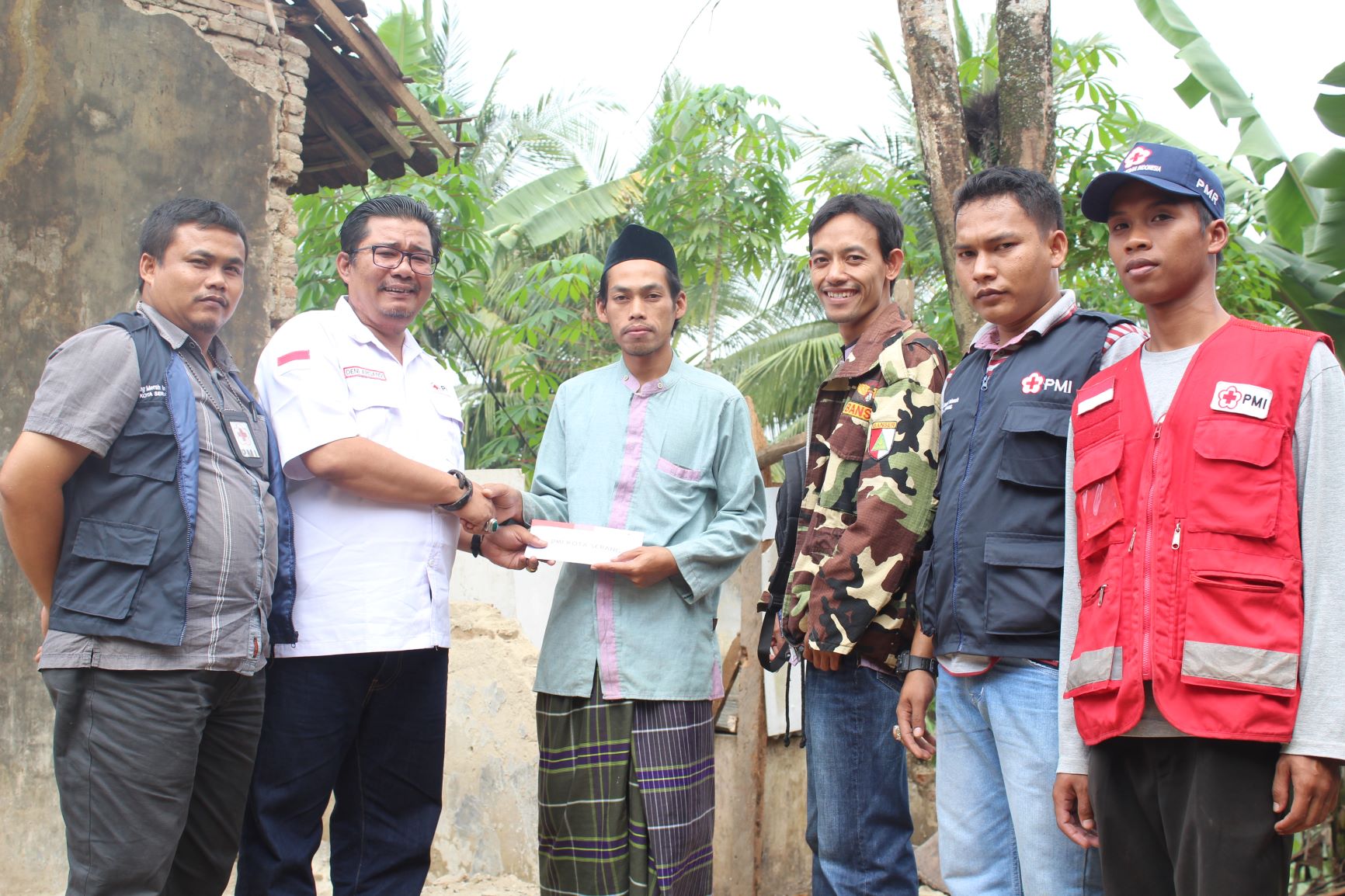 Bantu Desa Panjang Jaya, PMI Kota Serang Kirimkan Bantuan
