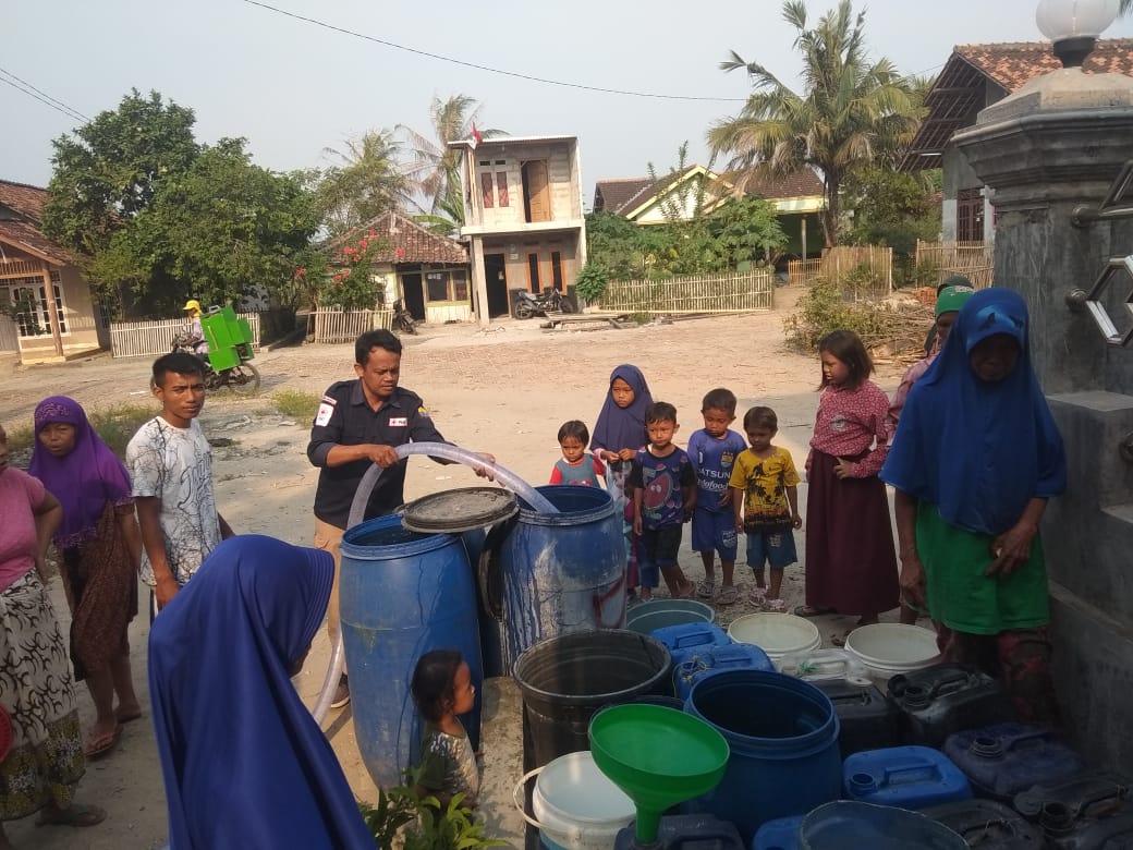 Sawah Luhur Kering, PMI Kota Serang Kirim Air Bersih